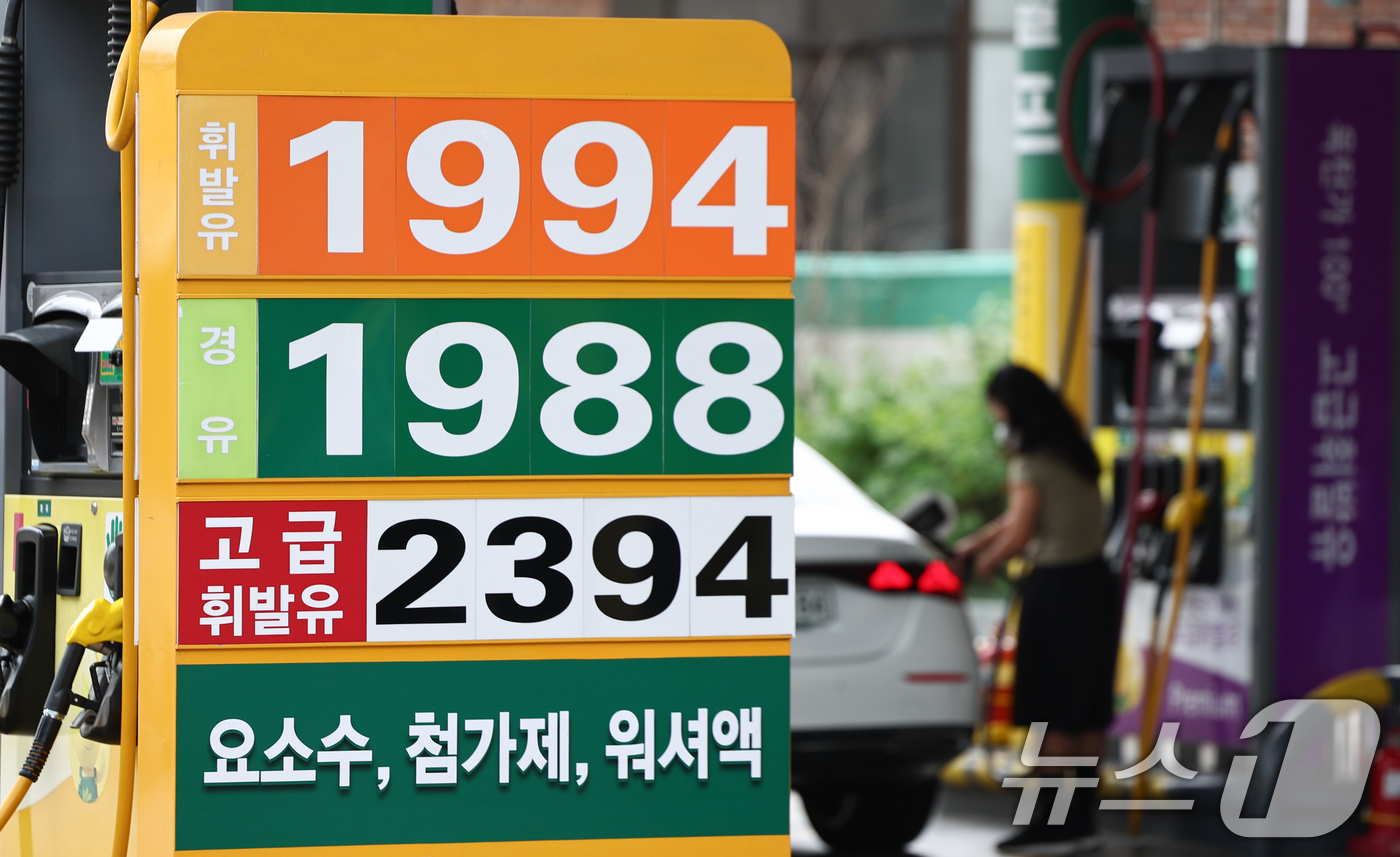 (서울=뉴스1) 최지환 기자 = 미국과 이란 간 종전 협상 타결에 국제 유가가 급락세를 이어가며 3개월여 만에 최저 수준을 기록한 17일 서울 시내 한 주유소에 유가정보가 표시되어 …