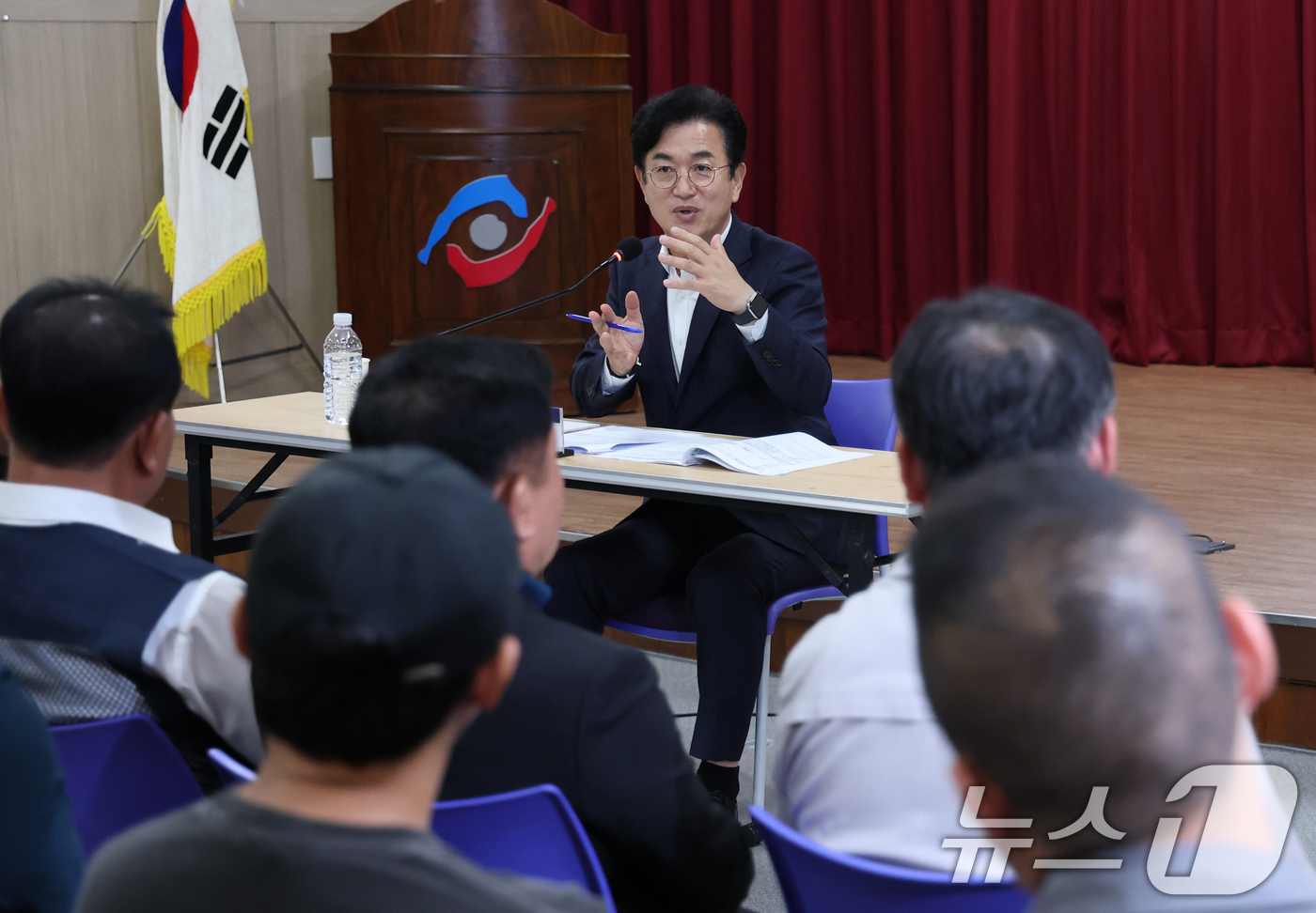 (대전=뉴스1) 김기태 기자 = 허태정 대전시장 당선인이 17일 대전 서구 근로자복지회관에서 열린 근로자와 대화에서 노동자의 질문에 답변하고 있다. 2026.6.17/뉴스1