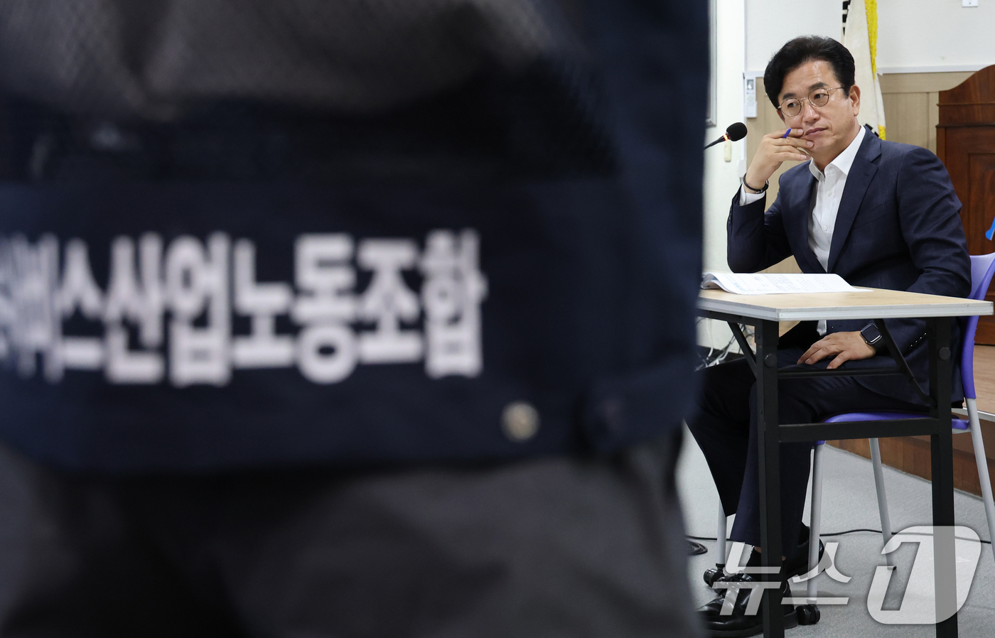 (대전=뉴스1) 김기태 기자 = 허태정 대전시장 당선인이 17일 대전 서구 근로자복지회관에서 열린 근로자와 대화에서 노동자의 질문에 고심하고 있다. 2026.6.17/뉴스1