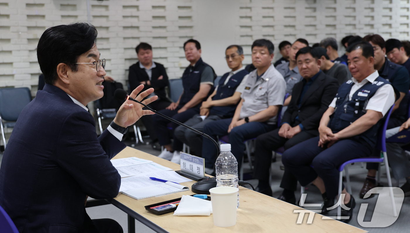 (대전=뉴스1) 김기태 기자 = 허태정 대전시장 당선인이 17일 대전 서구 근로자복지회관에서 열린 근로자와 대화에서 노동자의 질문에 답변하고 있다. 2026.6.17/뉴스1