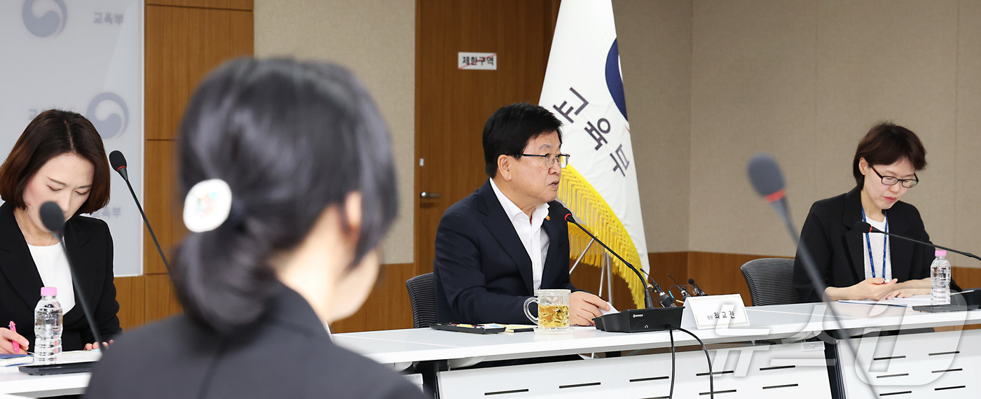 (세종=뉴스1) 김기남 기자 = 최교진 교육부 장관이 17일 세종시 정부세종청사에서 성장엔진 연계 지역인재 양성 범정부 협의회를 주재하며 발언하고 있다. 2026.6.17/뉴스1