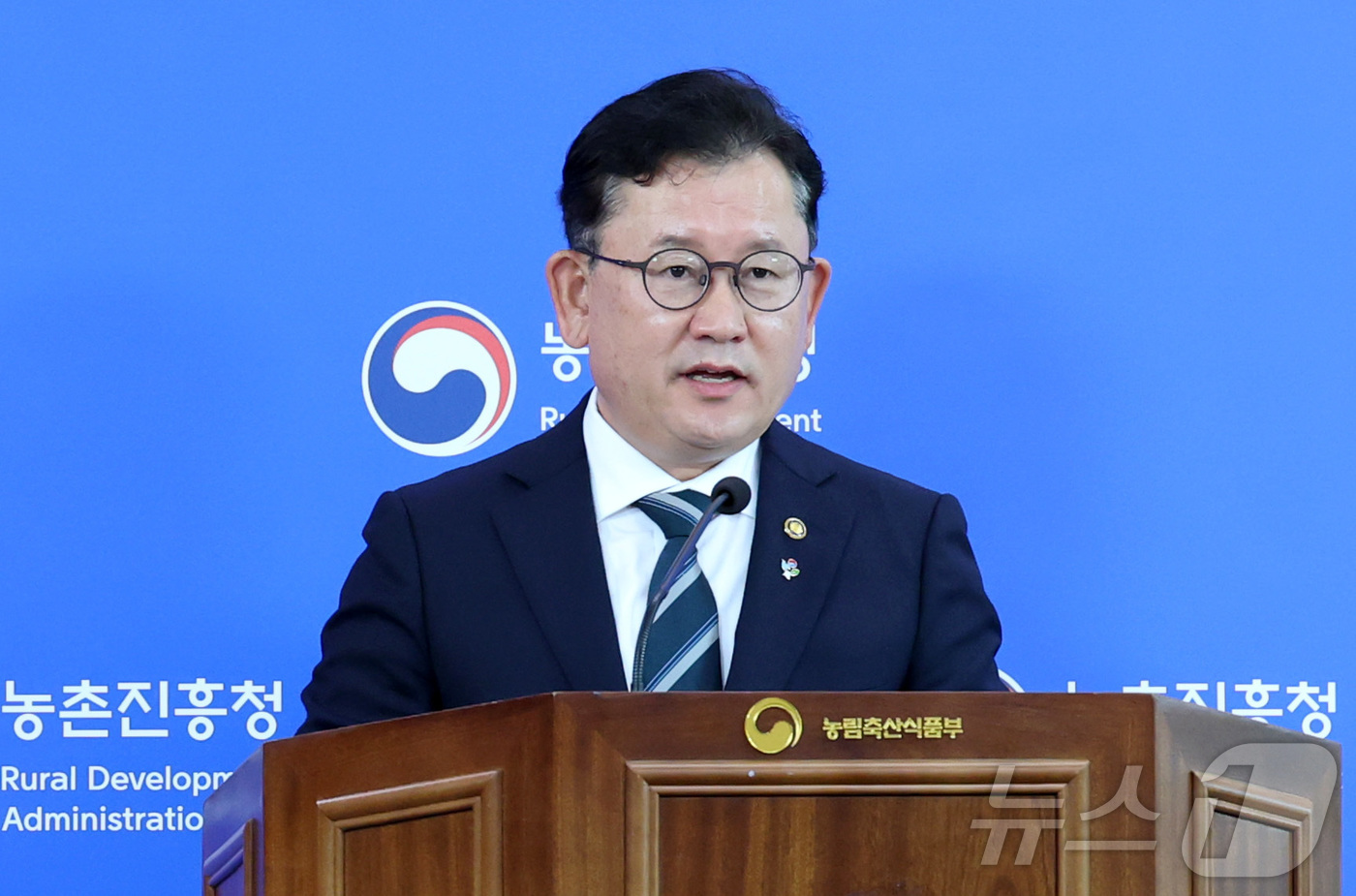 (세종=뉴스1) 김기남 기자 = 이승돈 농촌진흥청장이 17일 세종시 정부세종청사에서 제1차 지역특화작목 연구개발 및 육성 종합계획의 주요 성과와 제2차 종합계획의 추진방향을 발표하 …