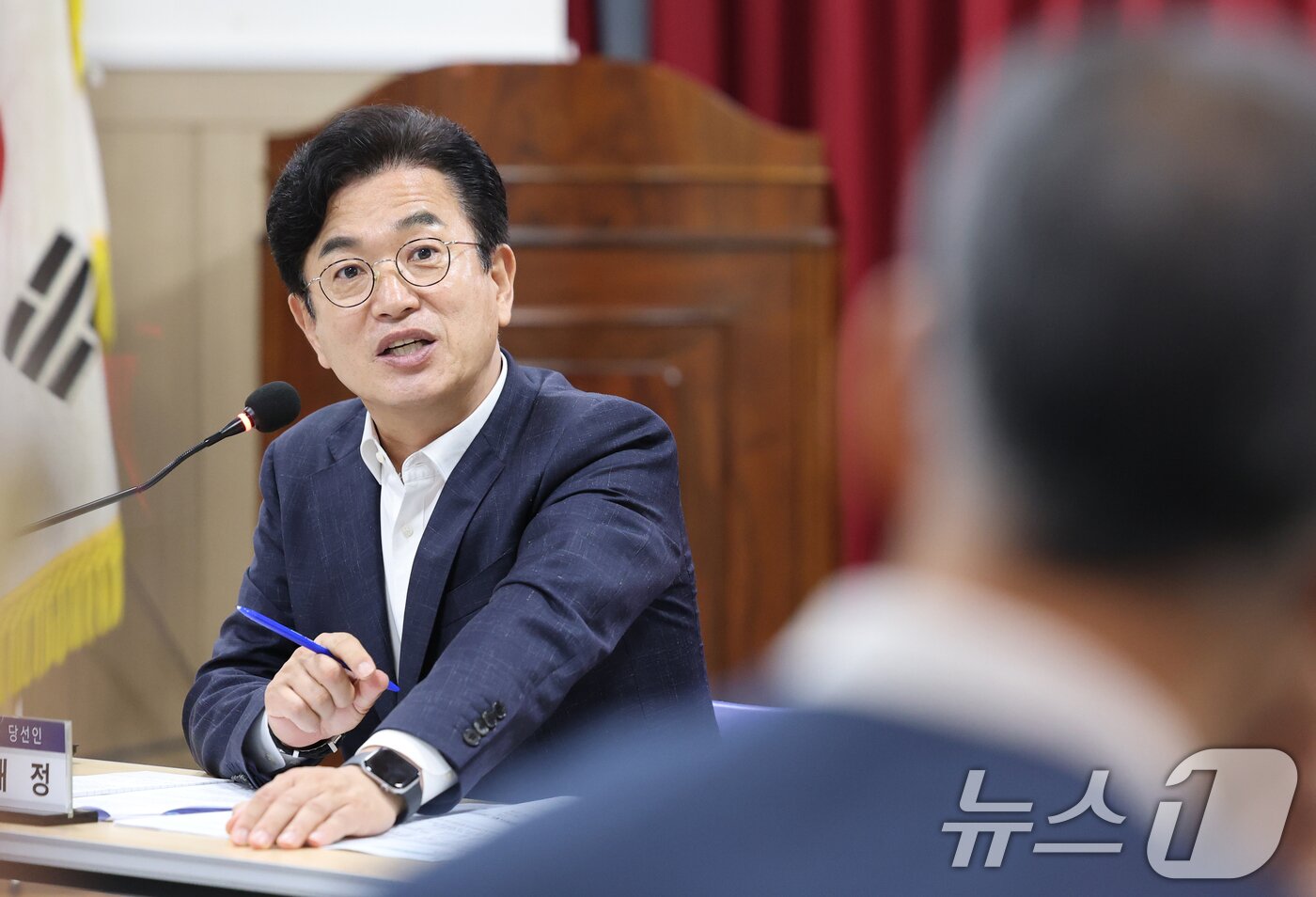 본문 이미지 - 허태정 대전시장 당선인이 17일 대전 서구 근로자복지회관에서 열린 근로자와 대화에서 노동자의 질문에 답변하고 있다. 2026.6.17 ⓒ 뉴스1 김기태 기자