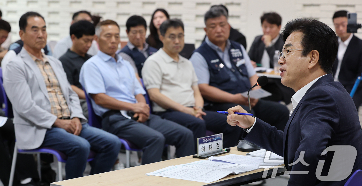 (대전=뉴스1) 김기태 기자 = 허태정 대전시장 당선인이 17일 대전 서구 근로자복지회관에서 열린 근로자와 대화에서 노동자의 질문에 답변하고 있다. 2026.6.17/뉴스1