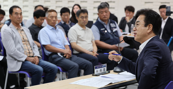 질문에 답변하는 허태정 당선인