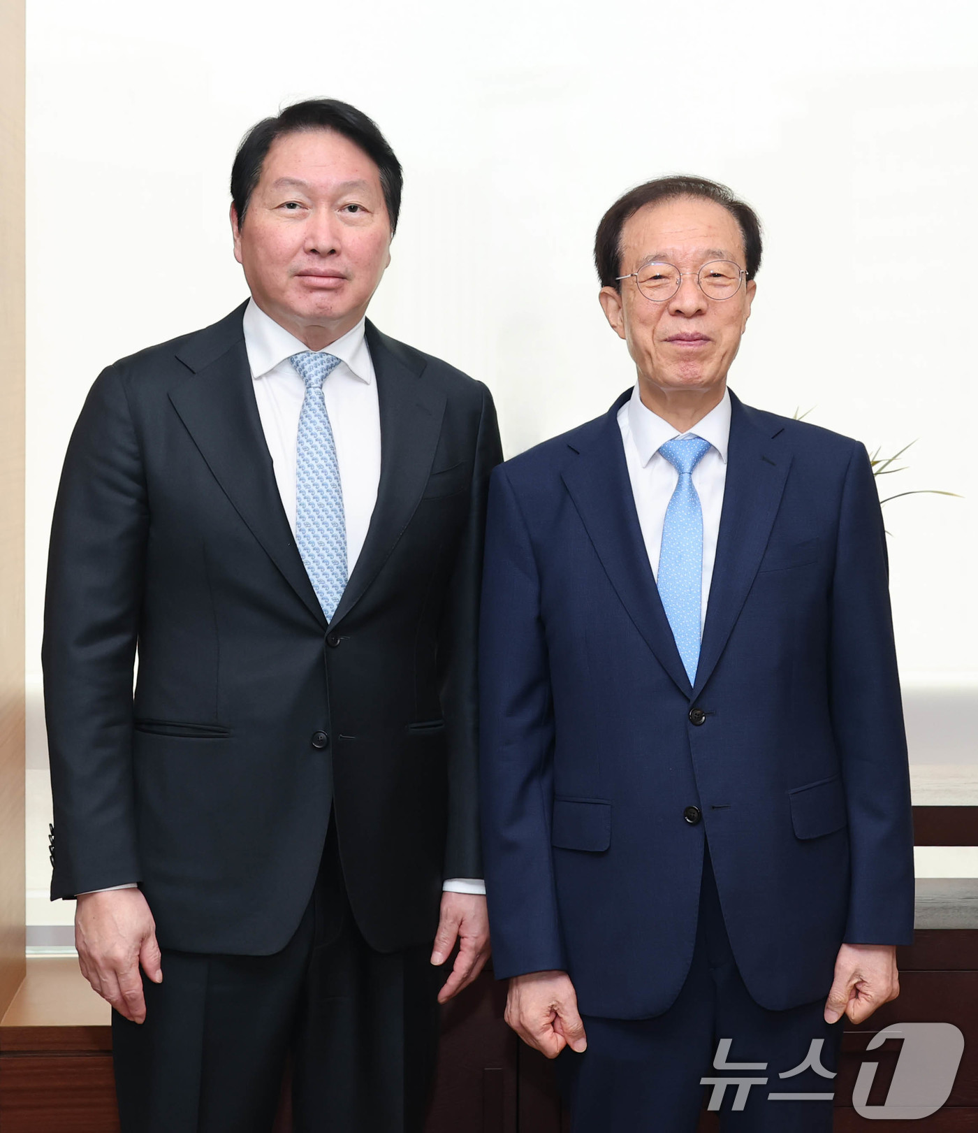 (서울=뉴스1) = 최태원 대한상공회의소 회장(왼쪽)과 이석연 국민통합위원회 위원장이 17일 서울 세종대로 대한상의회관에서 면담 기념촬영을 하고 있다. (대한상의 제공. 재판매 및 …