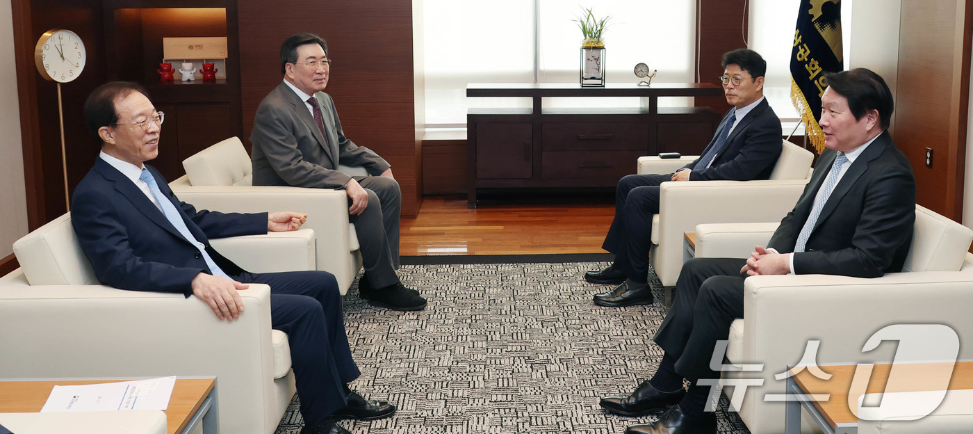 (서울=뉴스1) = 최태원 대한상공회의소 회장이 17일 서울 세종대로 대한상의회관에서 이석연 국민통합위원회 위원장과 '성장과 통합의 선순환을 통해 지속가능한 사회를 만들어 나가기 …