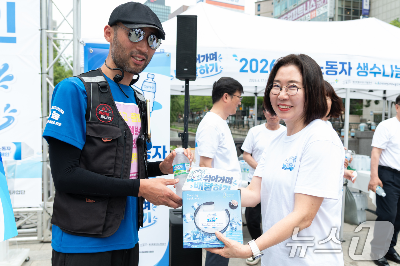 (서울=뉴스1) = 이미선 기상청장이 17일 서울 중구 장통교에서 열린 2026 이동노동자 생수나눔 캠페인에서 물을 전달하고 있다. (기상청 제공. 재판매 및 DB금지) 2026. …