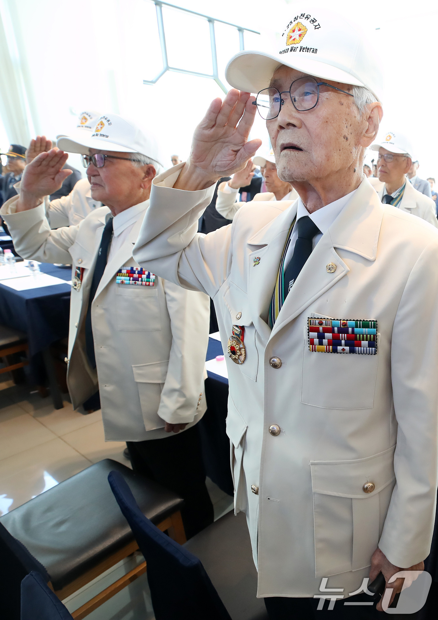 (대구=뉴스1) 공정식 기자 = 17일 대구 달서구 한 웨딩홀에서 열린 '6·25전쟁 76주년 보훈가족 위로연'에 참석한 참전유공자들이 경례를 하고 있다. 2026.6.17/뉴스1 …