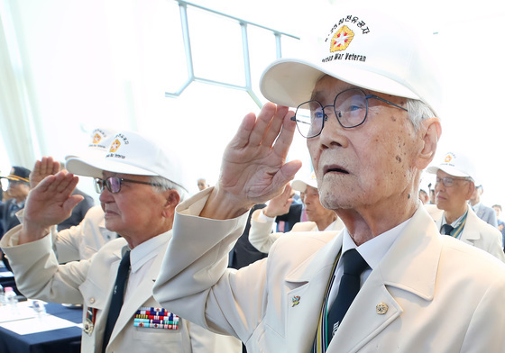 경례하는 6·25전쟁 참전유공자