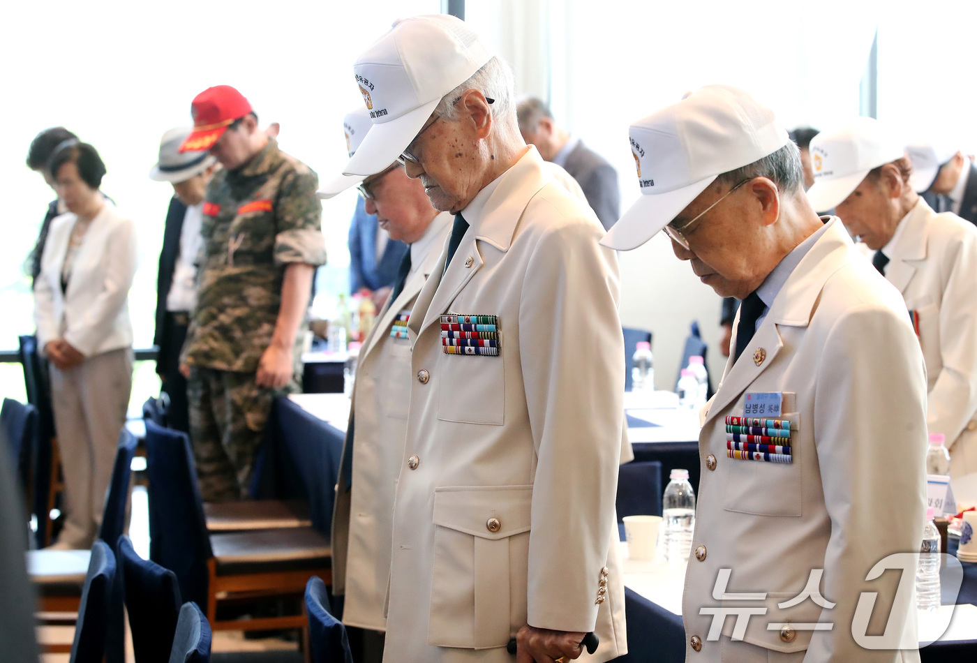 (대구=뉴스1) 공정식 기자 = 17일 대구 달서구 한 웨딩홀에서 열린 '6·25전쟁 76주년 보훈가족 위로연'에 참석한 참전유공자와 보훈단체 회원들이 묵념하고 있다. 2026.6 …