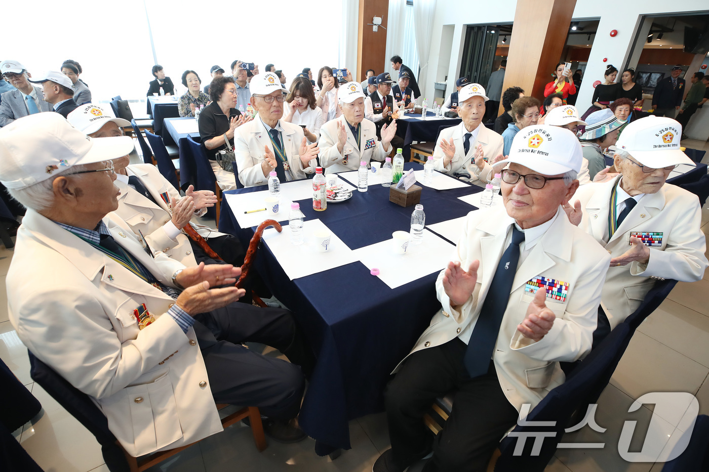 (대구=뉴스1) 공정식 기자 = 17일 대구 달서구 한 웨딩홀에서 열린 '6·25전쟁 76주년 보훈가족 위로연'에 참석한 참전유공자들이 축하공연을 관람하며 즐거운 시간을 보내고 있 …
