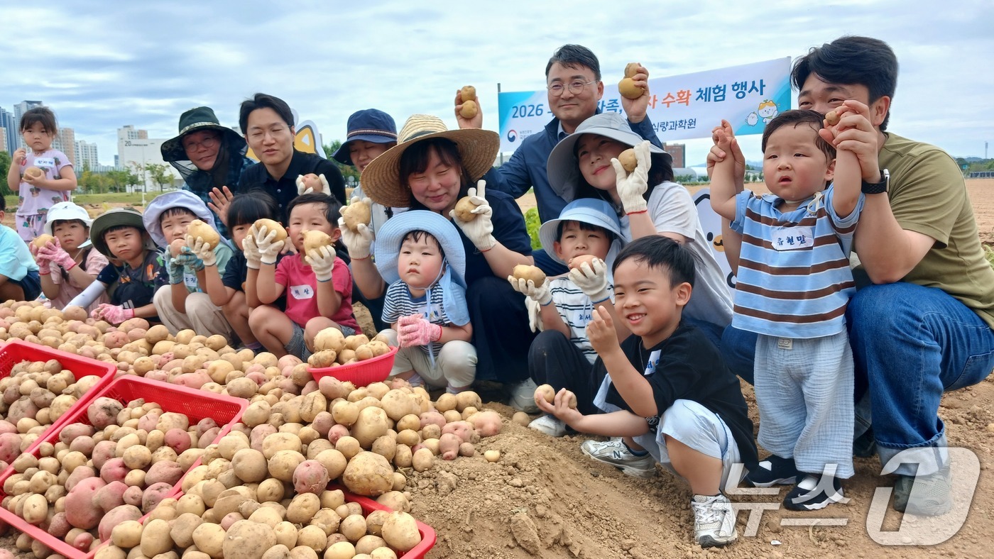 (서울=뉴스1) = 17일 전북 완주군 농촌진흥청 국립식량과학원에서 열린 ‘2026 어린이 감자 수확 체험’ 행사에 참여한 어린이들이 부모와 함께 감자를 수확하며 즐거운 시간을 보 …