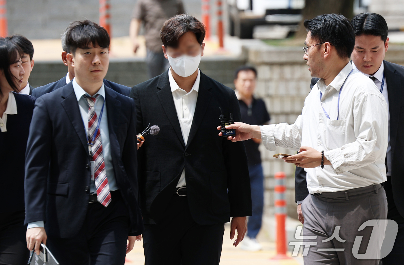 (서울=뉴스1) 오대일 기자 = 신천지 신도들을 국민의힘 당원으로 집단 가입시킨 혐의를 받는 고동안 전 신천지 총회 총무가 17일 오후 서울 서초구 서울중앙지방법원에서 열린 구속 …
