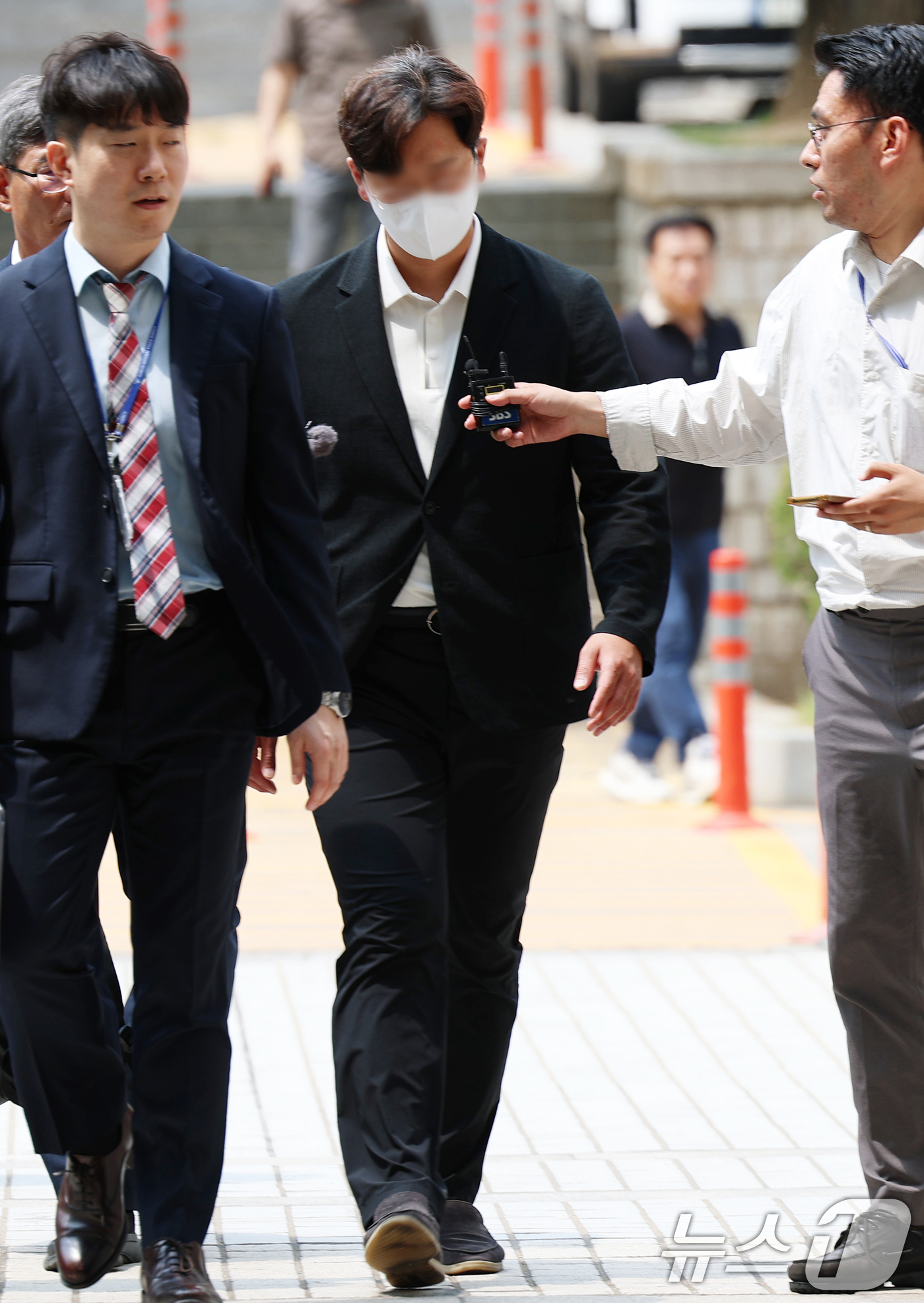 (서울=뉴스1) 오대일 기자 = 신천지 신도들을 국민의힘 당원으로 집단 가입시킨 혐의를 받는 고동안 전 신천지 총회 총무가 17일 오후 서울 서초구 서울중앙지방법원에서 열린 구속 …