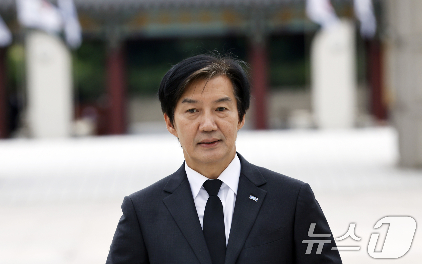 (광주=뉴스1) 김태성 기자 = 조국 전 조국혁신당 대표가 17일 오후 광주 국립5.18민주묘역을 찾아 참배하기 위해 이동하고 있다. 2026.6.17/뉴스1
