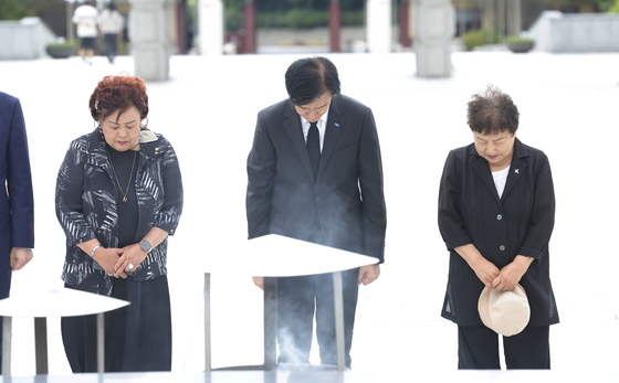5.18묘역 참배하는 조국 전대표