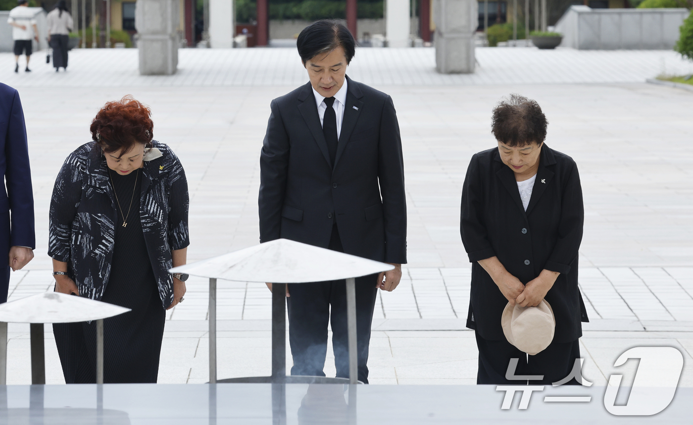 (광주=뉴스1) 김태성 기자 = 조국 전 조국혁신당 대표가 17일 오후 광주 국립5.18민주묘역을 찾아 참배하고 있다. 2026.6.17/뉴스1