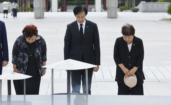 5.18 묘역 참배하는 조국 전대표