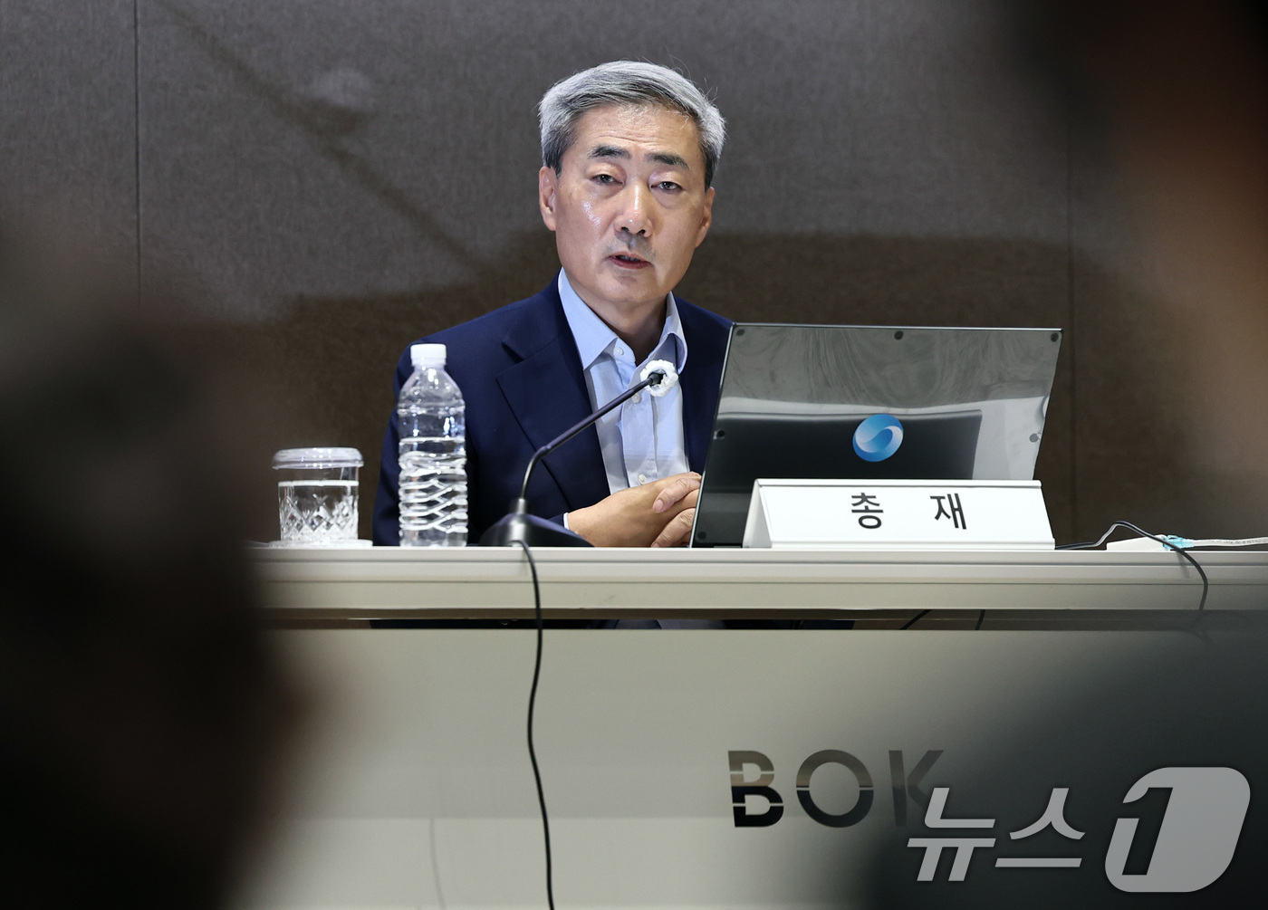 (서울=뉴스1) 구윤성 기자 = 신현송 한국은행 총재가 17일 서울 중구 한국은행에서 열린 올해 상반기 물가안정목표 운영상황 점검 설명회에서 모두발언을 하고 있다. 2026.6.1 …