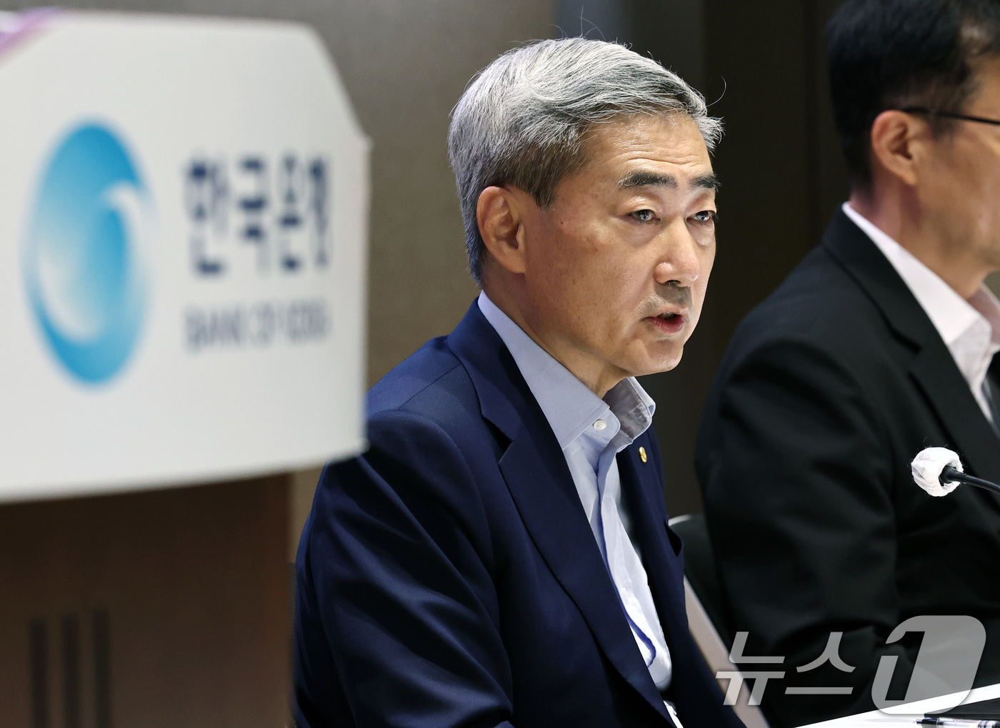(서울=뉴스1) 구윤성 기자 = 신현송 한국은행 총재가 17일 서울 중구 한국은행에서 열린 올해 상반기 물가안정목표 운영상황 점검 설명회에서 모두발언을 하고 있다. 2026.6.1 …