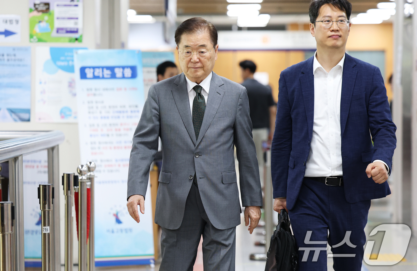 (서울=뉴스1) 오대일 기자 = '탈북 어민 강제 북송' 혐의로 기소된 정의용 전 국가안보실장이 17일 오후 서울 서초구 서울중앙지방법원에서 열린 국가정보원법 위반 항소심 3차 공 …