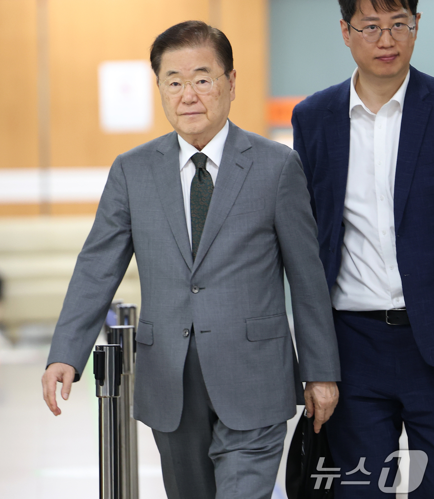 (서울=뉴스1) 오대일 기자 = '탈북 어민 강제 북송' 혐의로 기소된 정의용 전 국가안보실장이 17일 오후 서울 서초구 서울중앙지방법원에서 열린 국가정보원법 위반 항소심 3차 공 …