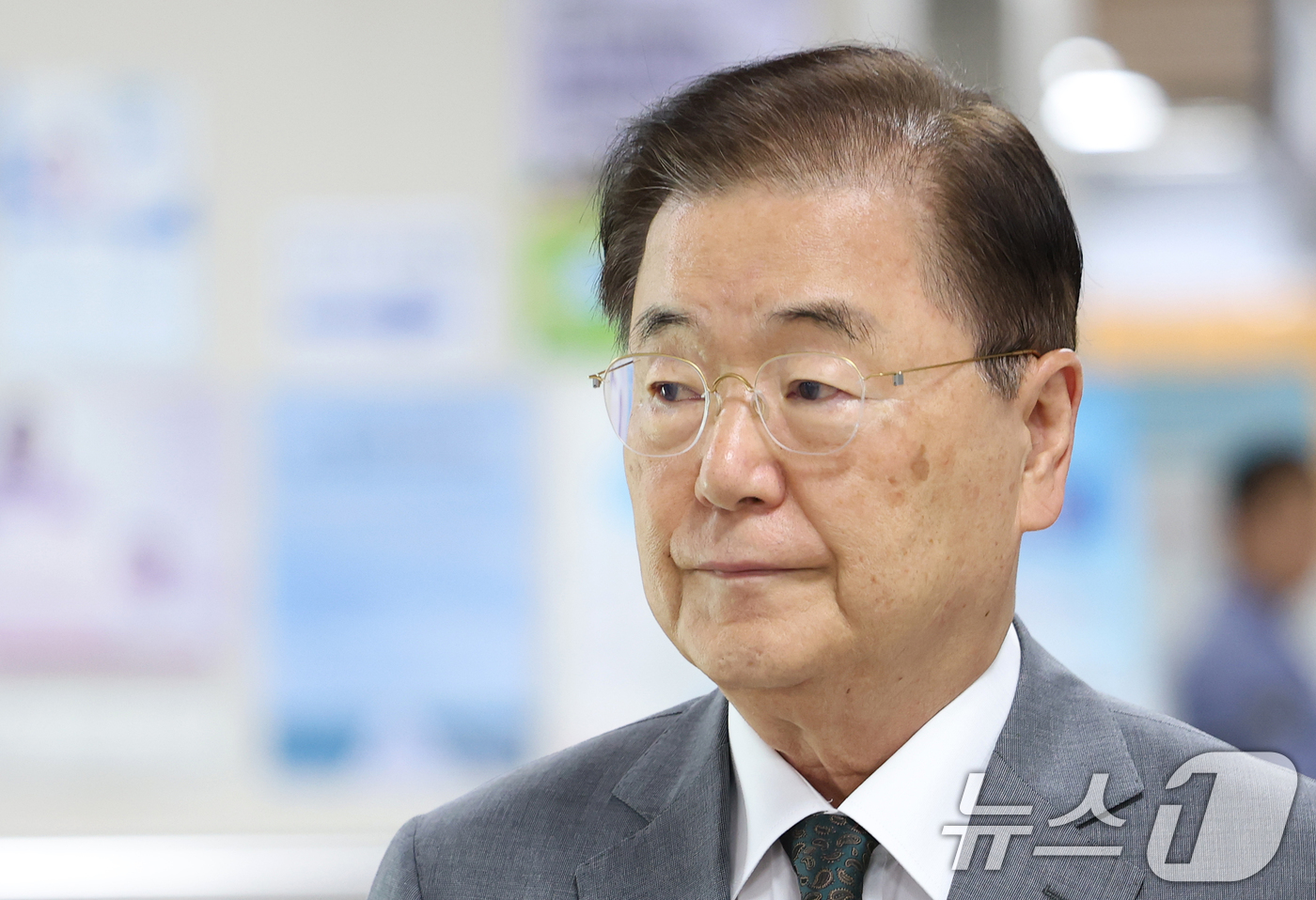 (서울=뉴스1) 오대일 기자 = '탈북 어민 강제 북송' 혐의로 기소된 정의용 전 국가안보실장이 17일 오후 서울 서초구 서울중앙지방법원에서 열린 국가정보원법 위반 항소심 3차 공 …