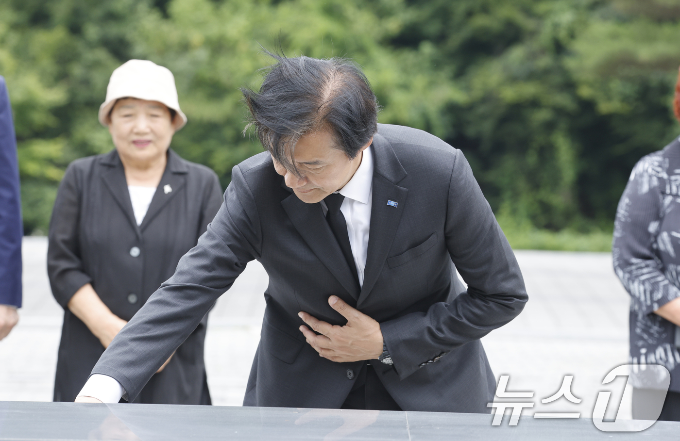 (광주=뉴스1) 김태성 기자 = 조국 전 조국혁신당 대표가 17일 오후 광주 국립5.18민주묘역 2묘지를 찾아 참배하고 있다. 2026.6.17/뉴스1