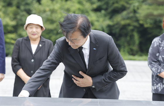5.18 묘지 찾은 조국 전대표