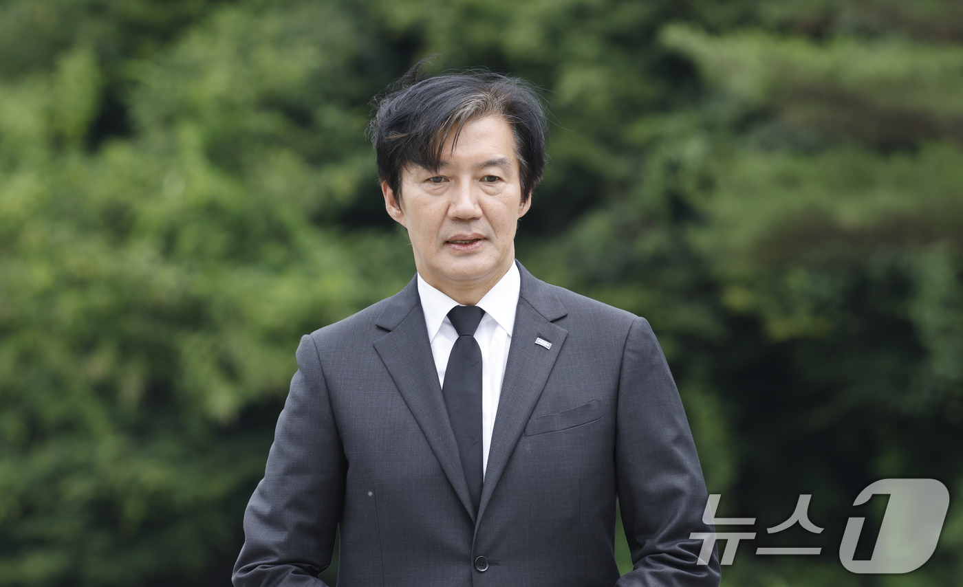 (광주=뉴스1) 김태성 기자 = 조국 전 조국혁신당 대표가 17일 오후 광주 국립5.18민주묘역 2묘지를 찾아 참배하기 위해 이동하고 있다. 2026.6.17/뉴스1