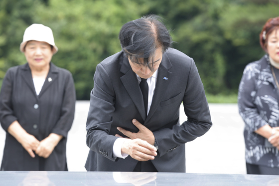 5.18 묘지 찾은 조국 전대표