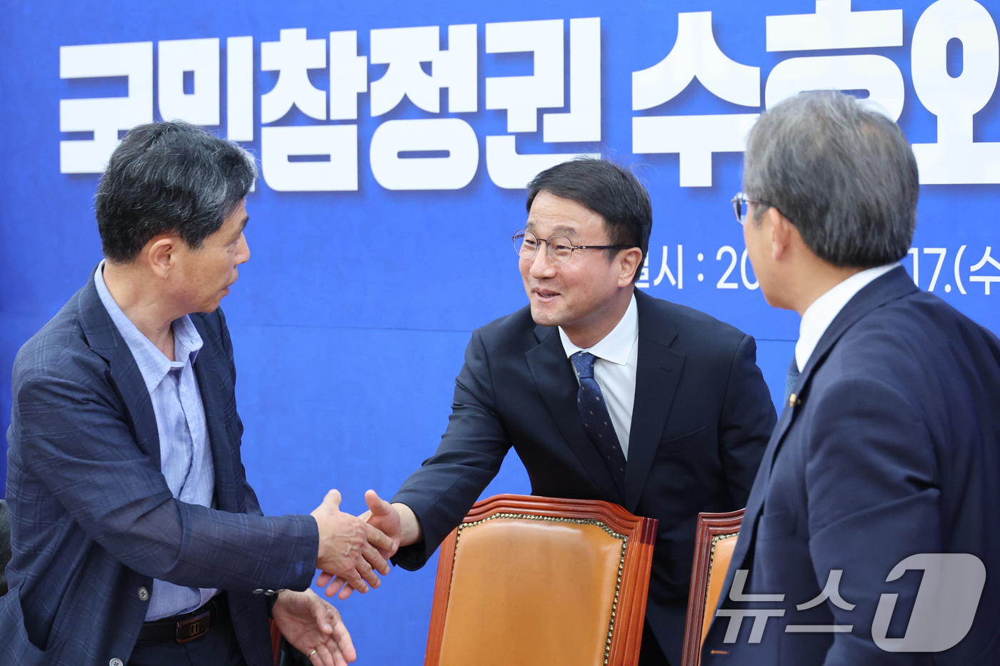 (서울=뉴스1) 신웅수 기자 = 한병도 더불어민주당 원내대표가 17일 서울 여의도 국회에서 열린 국민참정권 수호와 제도개혁을 위한 토론회에서 참석자들과 인사하고 있다. 2026.6 …