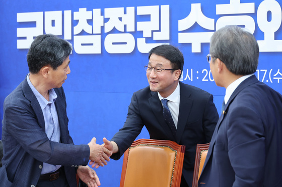 인사나누는 한병도 원내대표