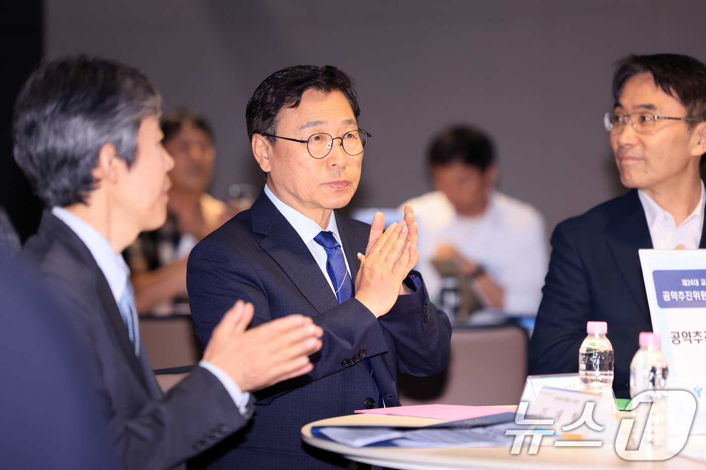 (서울=뉴스1) 이호윤 기자 = 정근식 서울시교육감이 17일 서울 용산구 서울시교육청에서 열린 제2기 공약추진위 발대식에서 박수를 치고 있다. 2026.6.17/뉴스1