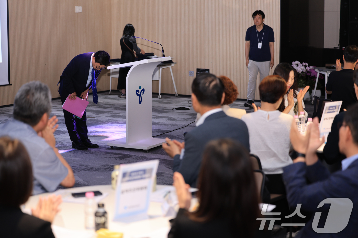 (서울=뉴스1) 이호윤 기자 = 정근식 서울시교육감이 17일 서울 용산구 서울시교육청에서 열린 제2기 공약추진위 발대식에서 참석자들에게 인사를 하고 있다. 2026.6.17/뉴스1 …