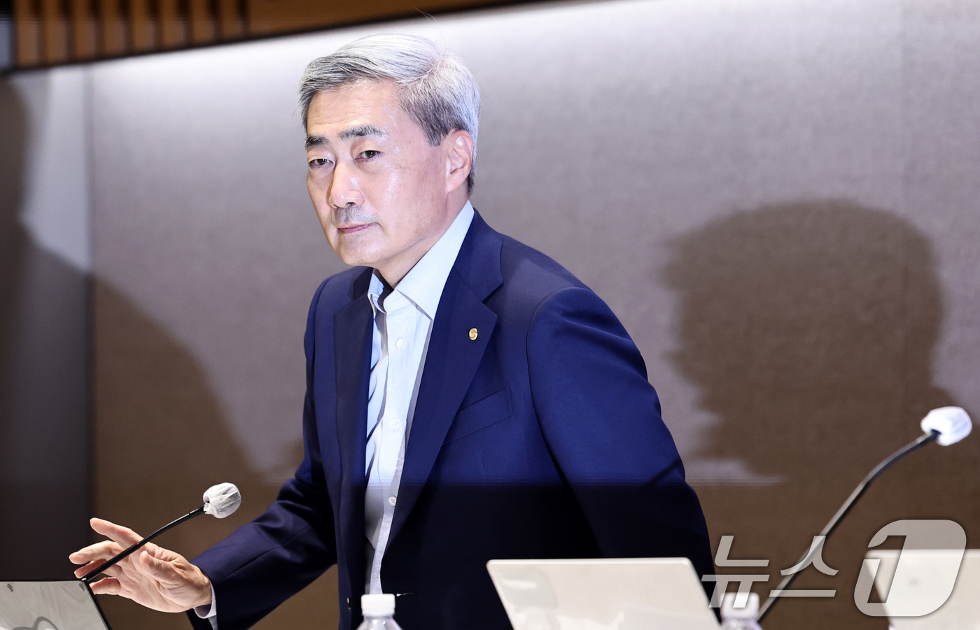 (서울=뉴스1) 구윤성 기자 = 신현송 한국은행 총재가 17일 서울 중구 한국은행에서 열린 올해 상반기 물가안정목표 운영상황 점검 설명회에 참석하고 있다. 2026.6.17/뉴스1 …