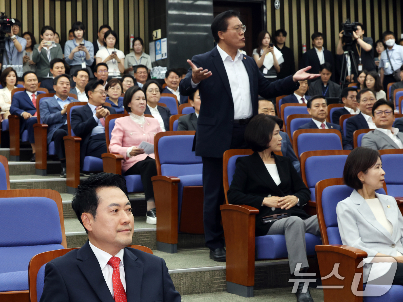 (서울=뉴스1) 황기선 기자 = 장동혁 국민의힘 대표가 17일 오후 서울 여의도 국회에서 열린 긴급 의원총회에서 송석준 의원의 공개 발언 요구를 듣고 있다.이후 의총은 공개 발언 …