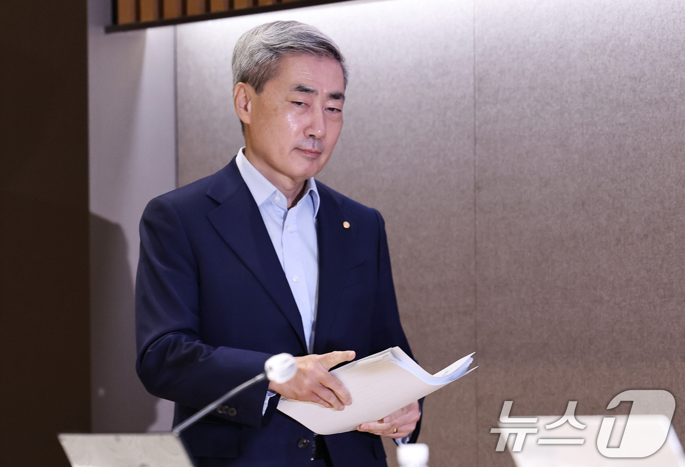 (서울=뉴스1) 구윤성 기자 = 신현송 한국은행 총재가 17일 서울 중구 한국은행에서 열린 올해 상반기 물가안정목표 운영상황 점검 설명회에 참석하고 있다. 2026.6.17/뉴스1 …