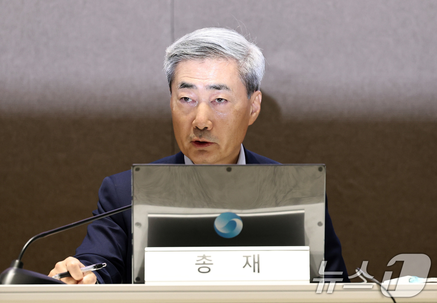 (서울=뉴스1) 구윤성 기자 = 신현송 한국은행 총재가 17일 서울 중구 한국은행에서 열린 올해 상반기 물가안정목표 운영상황 점검 설명회에서 모두발언을 하고 있다. 2026.6.1 …