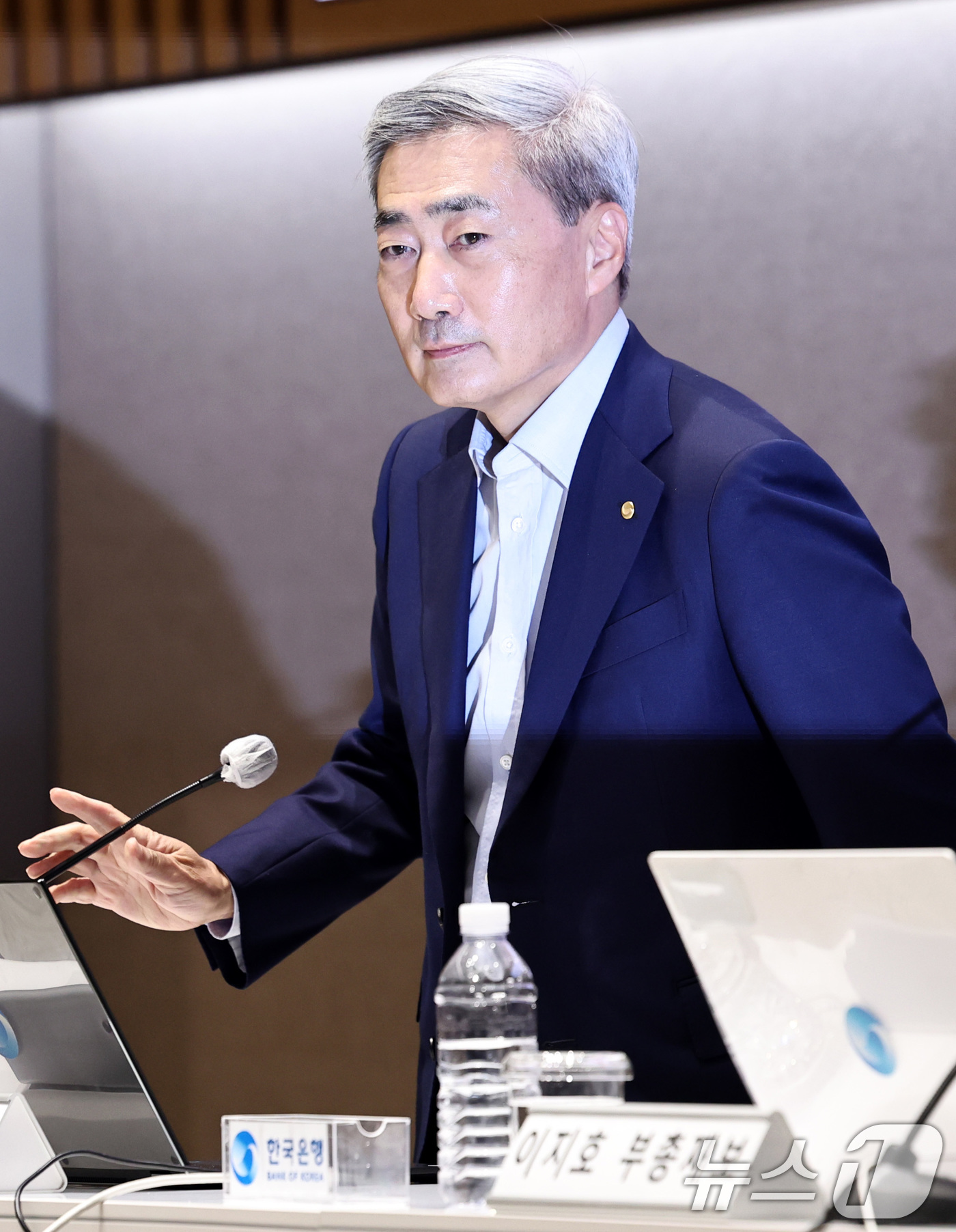 (서울=뉴스1) 구윤성 기자 = 신현송 한국은행 총재가 17일 서울 중구 한국은행에서 열린 올해 상반기 물가안정목표 운영상황 점검 설명회에 참석하고 있다. 2026.6.17/뉴스1 …