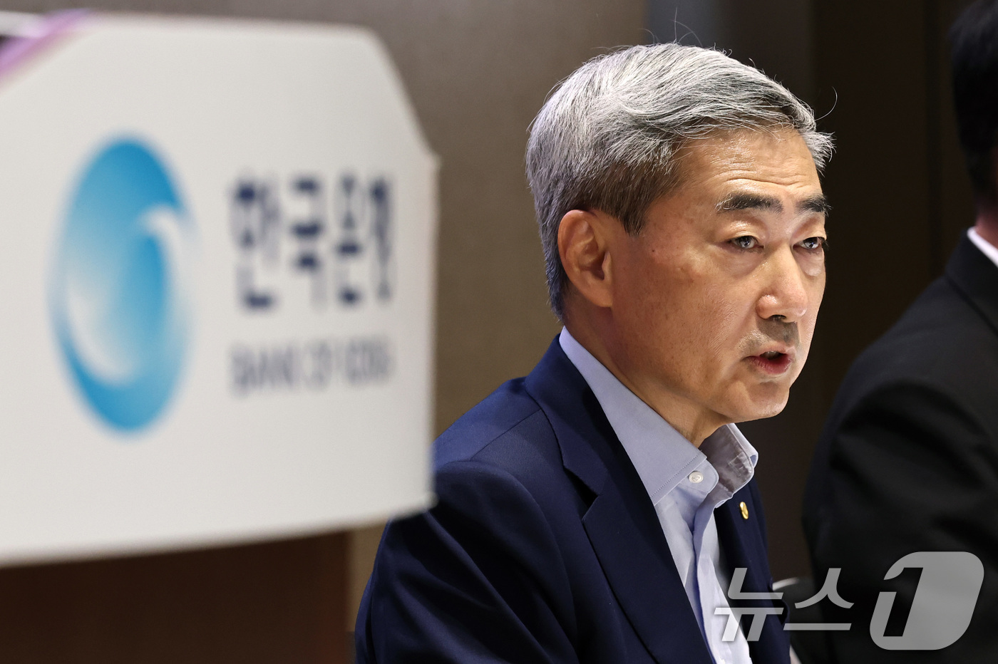 (서울=뉴스1) 구윤성 기자 = 신현송 한국은행 총재가 17일 서울 중구 한국은행에서 열린 올해 상반기 물가안정목표 운영상황 점검 설명회에서 모두발언을 하고 있다. 2026.6.1 …