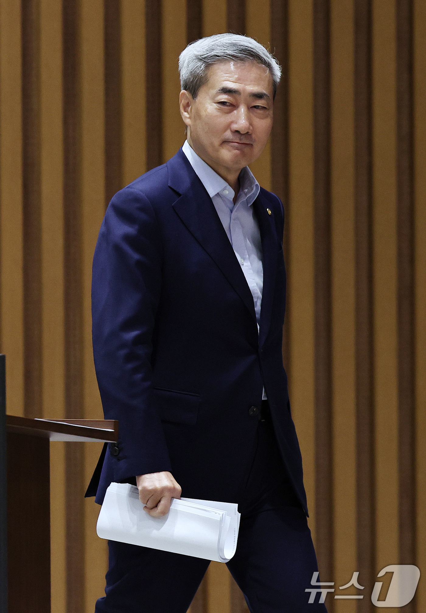 (서울=뉴스1) 구윤성 기자 = 신현송 한국은행 총재가 17일 서울 중구 한국은행에서 열린 올해 상반기 물가안정목표 운영상황 점검 설명회에 참석하고 있다. 2026.6.17/뉴스1 …