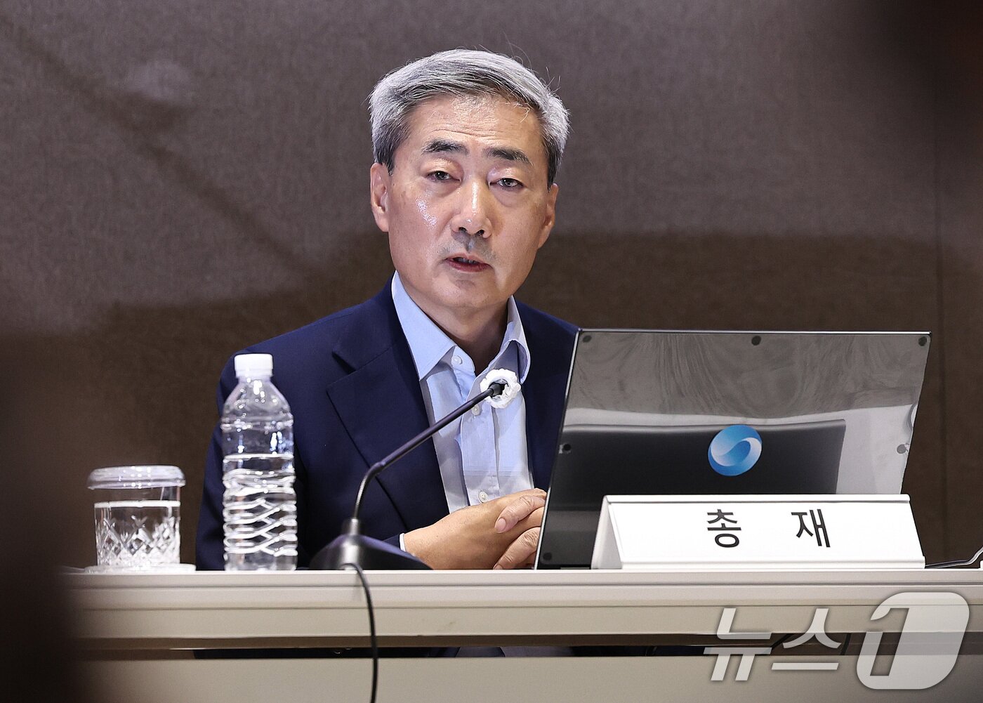 본문 이미지 - 신현송 한국은행 총재가 17일 서울 중구 한국은행에서 열린 올해 상반기 물가안정목표 운영상황 점검 설명회에서 모두발언을 하고 있다. 2026.6.17 ⓒ 뉴스1 구윤성 기자
