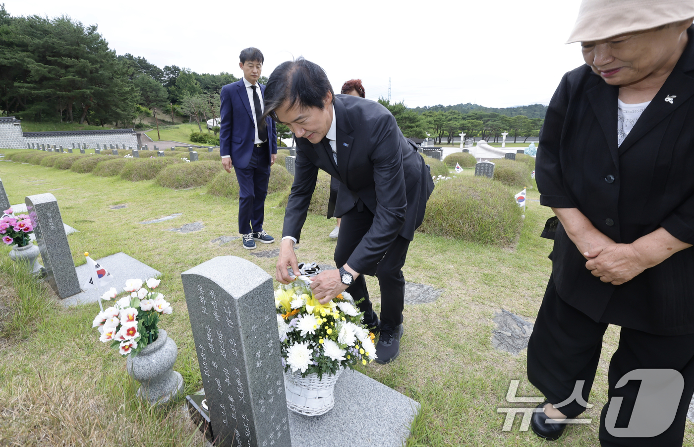 (광주=뉴스1) 김태성 기자 = 조국 전 조국혁신당 대표가 17일 광주 국립5.18민주묘역을 찾아 박관현 열사 묘 앞에서 이금녀 어머니와 함께 헌화 참배하고 있다. 2026.6.1 …
