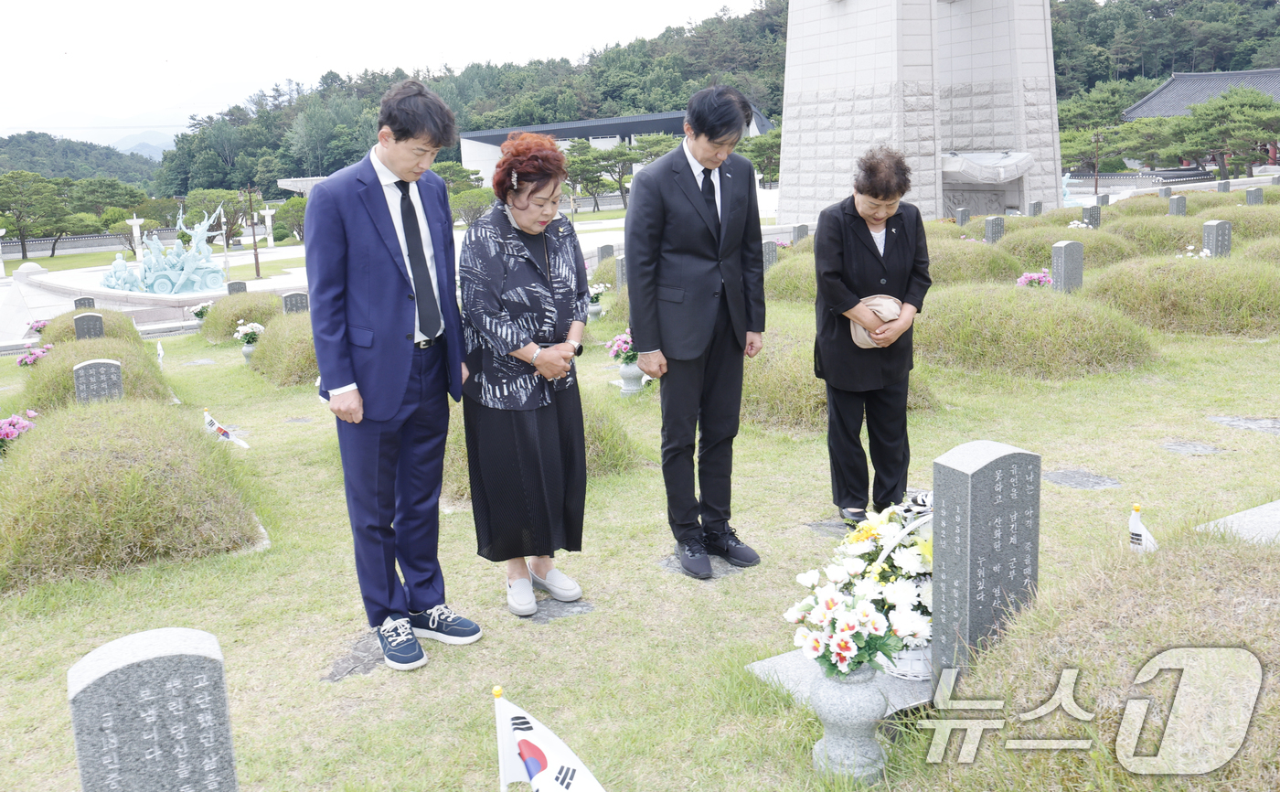 (광주=뉴스1) 김태성 기자 = 조국 전 조국혁신당 대표가 17일 광주 국립5.18민주묘역을 찾아 박관현 열사 묘 앞에서 이금녀 어머니와 함께 참배하고 있다. 2026.6.17/뉴 …