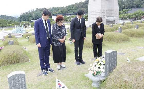 박관현 열사 묘 참배하는 조국 전대표