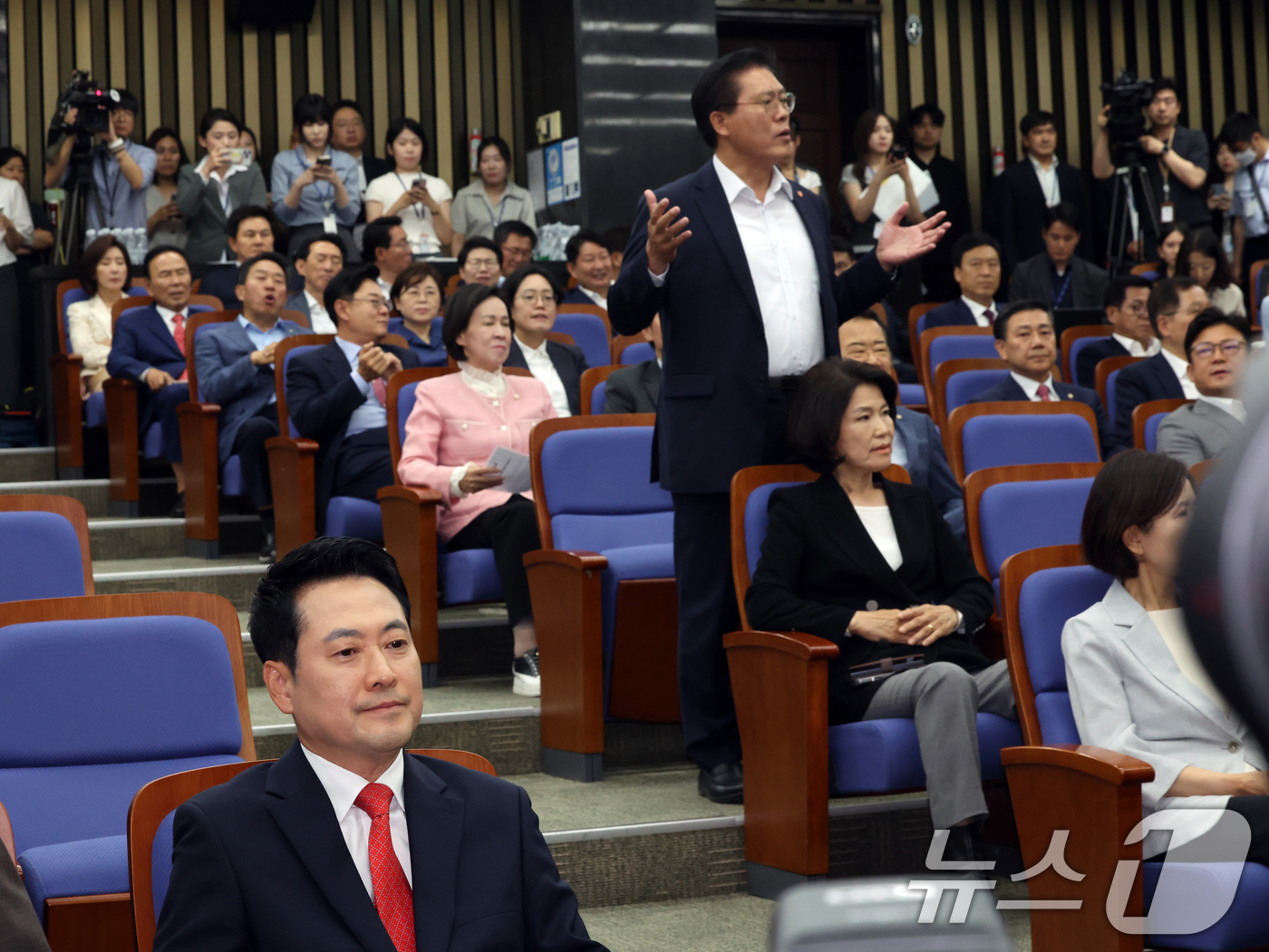 (서울=뉴스1) 황기선 기자 = 장동혁 국민의힘 대표가 17일 오후 서울 여의도 국회에서 열린 긴급 의원총회에서 송석준 의원의 공개 발언 요구를 듣고 있다.이후 의총은 공개 발언 …