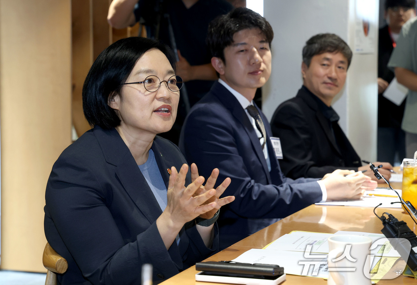 (서울=뉴스1) 이광호 기자 = 한성숙 국무총리 후보자가 17일 오후 서울 종로구의 한 카페에서 가진 데이터 기반 AI행정을 위한 실무공직자 간담회에서 발언하고 있다. 2026.6 …