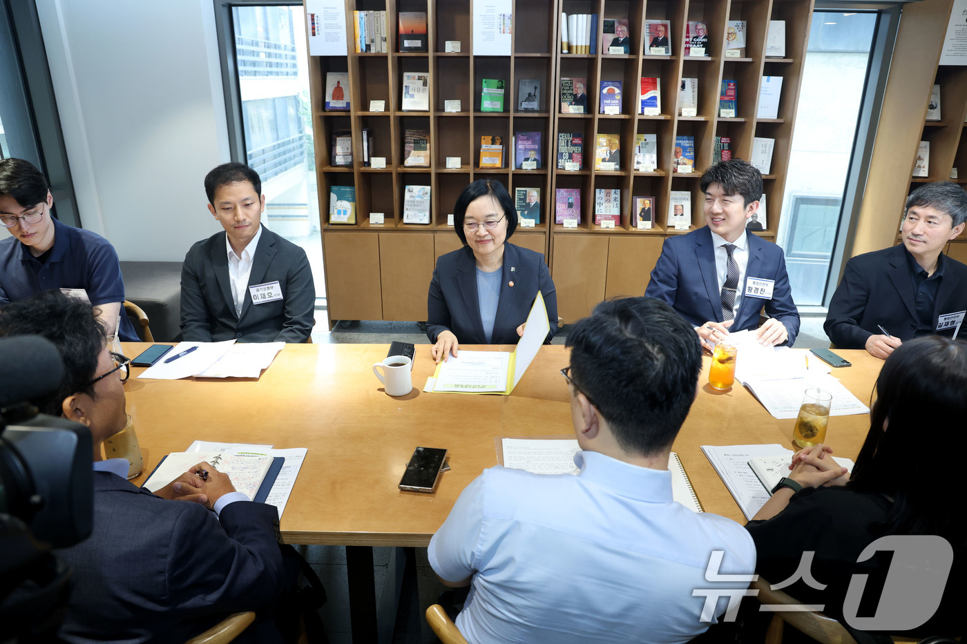 (서울=뉴스1) 이광호 기자 = 한성숙 국무총리 후보자가 17일 오후 서울 종로구의 한 카페에서 가진 데이터 기반 AI행정을 위한 실무공직자 간담회에서 발언하고 있다. 2026.6 …